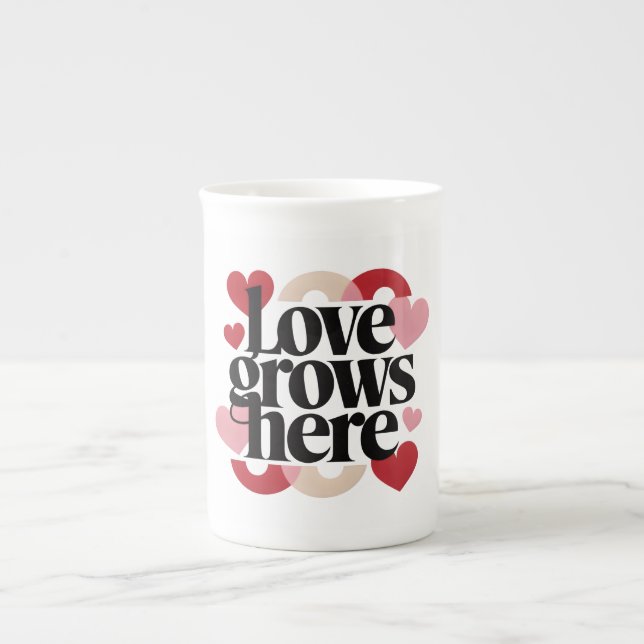 Liebe wächst hier – moderne Herz-Typografie Prozellantasse (Vorderseite)