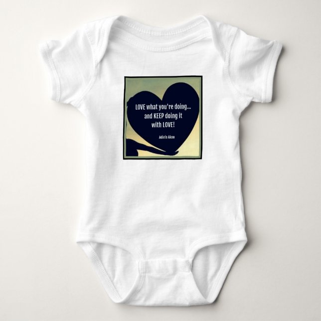 LIEBE Was Sie tun Bodysuit von Adiela Akoo Baby Strampler (Vorderseite)
