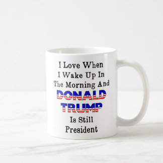 Liebe, wenn ich BIN herein aufstehe und Trumpf ist Kaffeetasse