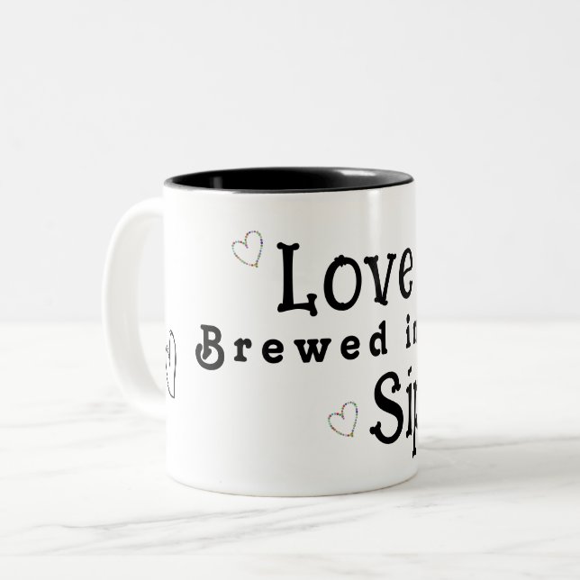Liebe wird in jedem Schluck gebraut Zweifarbige Tasse (Vorderseite Links)