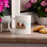 Liebe You Nana | Zwei FotoCollage Kaffeetasse<br><div class="desc">Diese einfache und süße Tasse sagt "Wir Liebe Sie Nana" in trendigen, modernen Schriften mit einem charmanten Herz und einem Ort für Namen. Minimal zwei Foto-Vorlage Ihrer bevorzugten persönlichen Fotos für ein Geschenk, das jeder Liebe würde. Muttertag ist die perfekte Gelegenheit, allen Müttern in unserem Leben zu zeigen, wie sehr...</div>