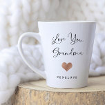 Liebe You Oma | Handgeschriebenes Skript und Herz Milchtasse<br><div class="desc">Diese einfache und stilvolle latte Tasse sagt "Liebe,  du Oma" in trendiger,  handgeschriebener schwarzer Schrift mit einer Imitat Rose Gold aussehen Herz und ein Platz für ihren Enkel.</div>