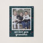 Liebe You Oma Holiday Spruce Foto Personalisiert<br><div class="desc">Dieses herrliche Puzzle mit Fichten- und Beerenhintergrund und einem individuell gestaltbaren Foto-Bereich bringt ein Lächeln ins Gesicht Ihrer Liebsten. Text liest "Liebe du Oma" in einem Schriftart mit weißem Skript,  kann aber an den Text Ihrer Wahl angepasst werden.</div>