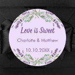 Liebe zum Hochzeitslavender violet eucalyptus ist  Runder Aufkleber<br><div class="desc">Violetter Hintergrund. Lila Text: Liebe ist süß. Personalisieren und fügen Sie Ihre Namen und das Hochzeitstermin. Die Blume sind mit Aquarelllavendern und Eukalyptuspflanzen geschmückt. Für süße Gäste Gefallen wie Schokolade,  Kekse.</div>