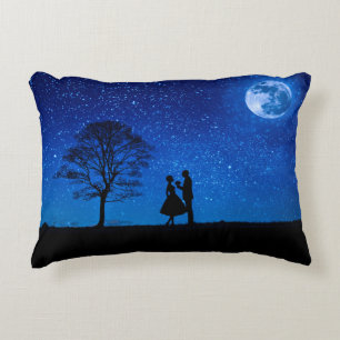 Liebende unter einem Vollmond Dekokissen