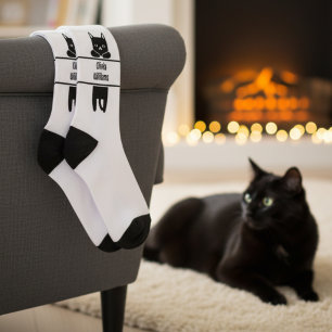 Liebenswerte schwarze Katze mit Namens-Crewsocken Socken