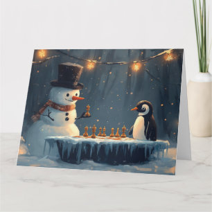 Liebenswerter Schneemann und Pinguin spielen Schac Karte