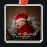 Liebenswürdige My First Christmas Newborn Baby Fot Ornament Aus Metall<br><div class="desc">Einfach liebliches Baby erste Weihnachtsschmuck. Einfach mit Ihren Daten personalisieren. Bitte kontaktieren Sie mich per Chat,  wenn Sie Fragen zum Kunstwerk haben oder eine Anpassung benötigen. BITTE BEACHTEN SIE: Für Unterstützung bei Bestellungen,  Versand,  Produktinformationen usw. wenden Sie sich direkt an den Zazzle Kundenservice https://help.zazzle.com/hc/en-us/articles/221463567-How-Do-I-Contact-Zazzle-Customer-Support-.</div>