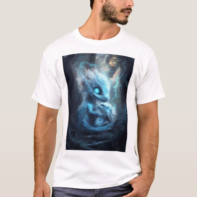 Liebenswürdiges Drachenbaby im Zauberwald T-Shirt (Vorderseite)