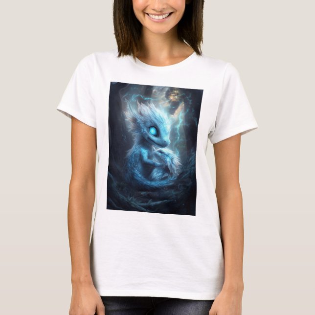Liebenswürdiges Drachenbaby im Zauberwald T-Shirt (Vorderseite)