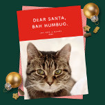Lieber Santa, Bah Humbug. Funny Holiday Foto Feiertagskarte<br><div class="desc">Diese niedliche, lustige Urlaubsfotokarte weist einen festlich roten Hintergrund auf, ist ganz in Weiß gehalten und bietet ein Foto mit Single. Der Gruß lautet "Lieber Weihnachten, Bah Humbug." Dieses Design wäre auch perfekt als eine skurrile Babykarte! Der Backer weist ein einfaches, rotes und weißes diagonales Streifen-Muster auf, das angepasst oder...</div>