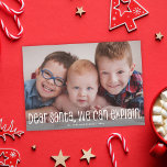 Lieber Weihnachten wir können Ihnen die lustige Fo<br><div class="desc">Diese niedliche Urlaubsfotokarte enthält ein Foto mit Blende (an den Rändern) und einen witzigen Gruß in Weiß, der sagt: "Lieber Weihnachtsmann, wir können es erklären". Dieses Design bietet einen Single horizontalen Foto auf der Vorderseite. Die Rückseite der Karte ist ein klassisches Streifen Muster in Aqua und Weiß, das auf Wunsch...</div>