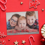 Lieber Weihnachten wir können Ihnen die lustige Fo<br><div class="desc">Diese niedliche Urlaubsfotokarte enthält ein Foto mit Vollblut und einen lustigen roten Gruß mit dem Titel "Lieber Weihnachtsmann, wir können es erklären". Dieses Design bietet einen Single horizontalen Foto auf der Vorderseite. Die Rückseite der Karte ist ein klassisches Streifen Muster in rot und weiß, das auf Wunsch entfernt werden kann....</div>
