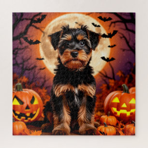 Liebes Hündchen mit Halloween-Hintergrund