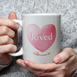 Liebes Wasserfarbenherz Kaffeetasse<br><div class="desc">Teilen Sie etwas Liebe mit dieser Tasse mit dem Wort geliebt im Zentrum eines Aquarellherzes und einem Pfeil unten.</div>