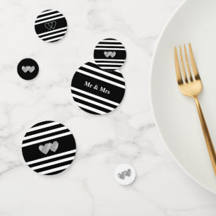 Liebesherzen auf schwarz-weiß gestreifter Hochzeit Konfetti