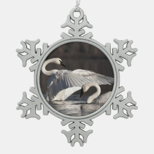 Liebesschwäne Schneeflocken Zinn-Ornament