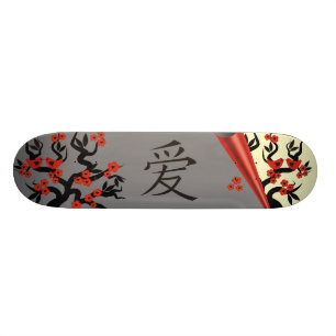 Liebesvögel auf Sakura-Baum und das Symbol der chi Skateboard