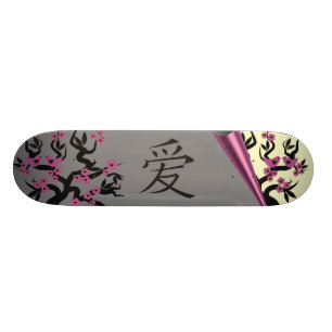 Liebesvögel auf Sakura-Baum und das Symbol der chi Skateboard