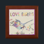 Liebesvögel Romantischer Vogel mit Herz Lila Geschenkbox<br><div class="desc">Ein romantisches skurriles Design eines Vogels mit Herz und die Worte "LIEBE BIRDS" in mehrfarbiger Schrift. Ein lila,  kräftigender Rahmen rundet das Bild ab. Ein charmantes Geschenk für frisch gezaubert.</div>