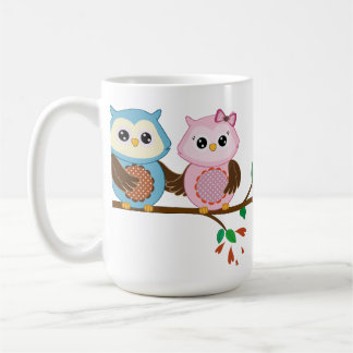 Liebevolle Eulenpaare auf einer Niederlassung Kaffeetasse