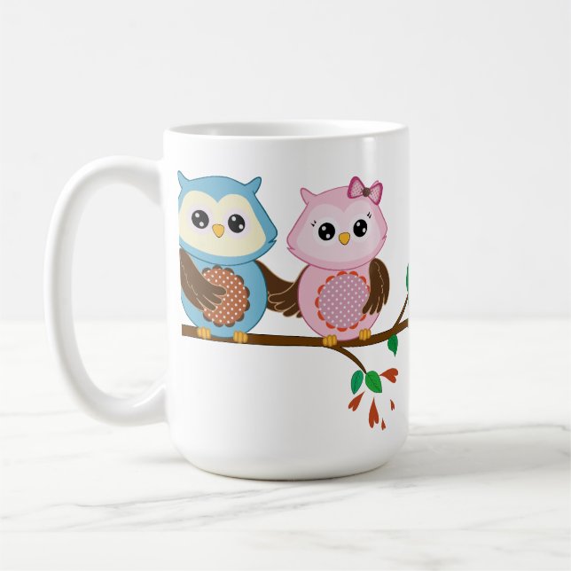 Liebevolle Eulenpaare auf einer Niederlassung Kaffeetasse (Links)