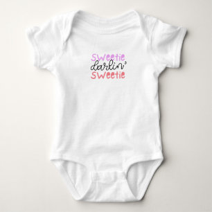 Liebevoller Baby-Body mit süßer Aufschrift Baby Strampler