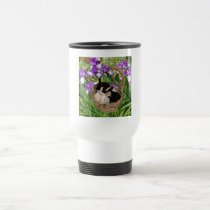 Liebevoller Korb mit Babykaninchen Reisebecher