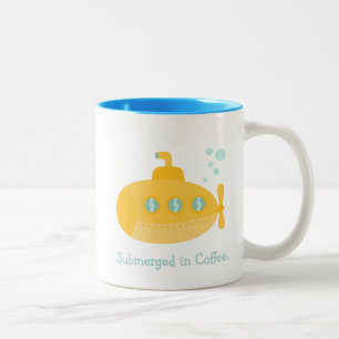 Liebevolles gelbes U-Boot unter Wasser getaucht Zweifarbige Tasse