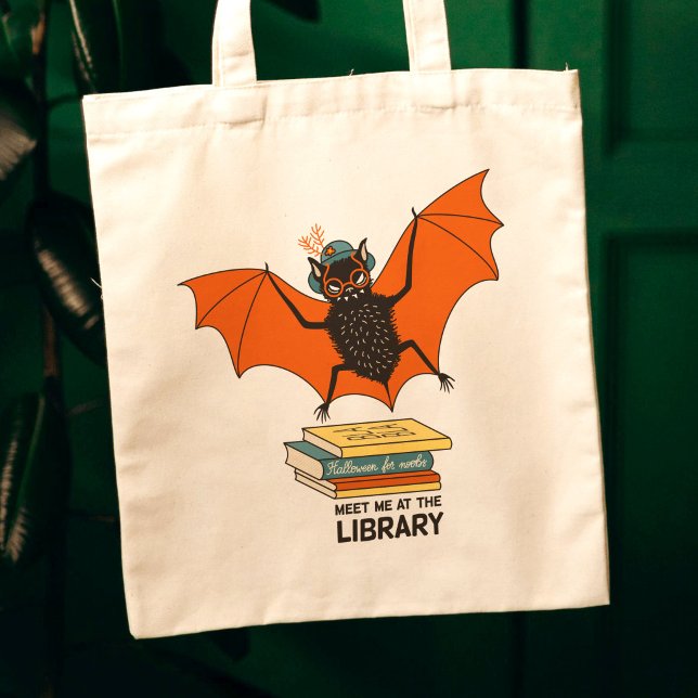 Liebhaber des Fledermaus-Buches Tragetasche (close up of a canvas tote bag on dark green background with a cute bat librarian cartoon)