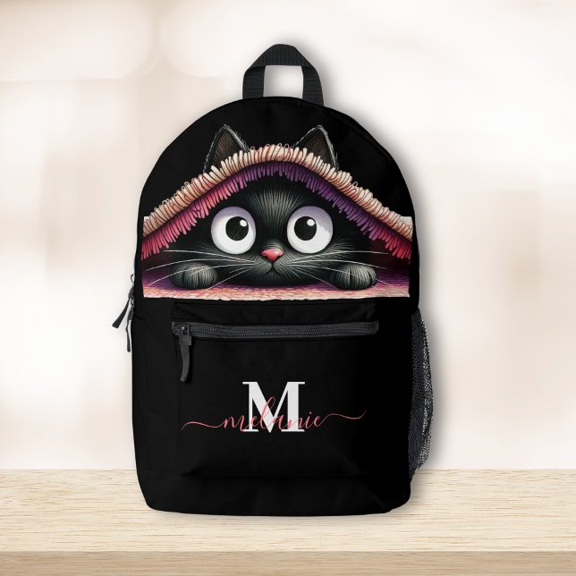 Lieblich Niedlicher Name des benutzerdefinierten K Bedruckter Rucksack (Lovely Cute Kitten Custom Monogram Script Name Printed Backpack on a wooden table)