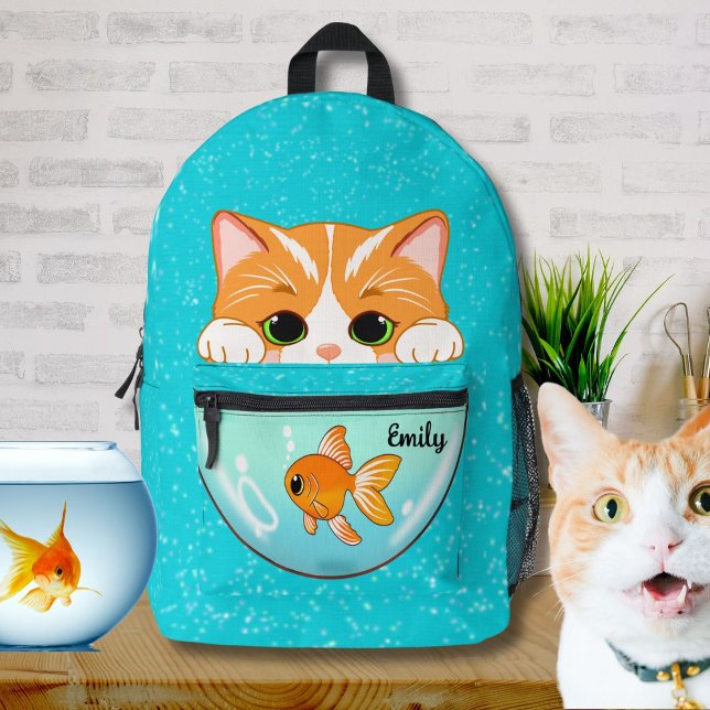 Liebliche Katze, die in Goldfischschüssel mit Name Bedruckter Rucksack (Von Creator hochgeladen)