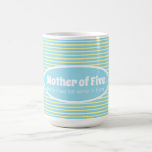 Liebliche Mutter großer Familienpastelstreifen nac Kaffeetasse