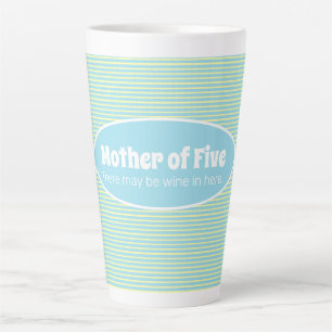 Liebliche Mutter großer Familienpastelstreifen nac Milchtasse