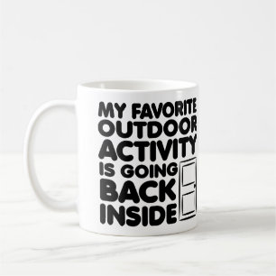 Liebliche Outdoor-Aktivität ist in der sonnigen Mu Kaffeetasse