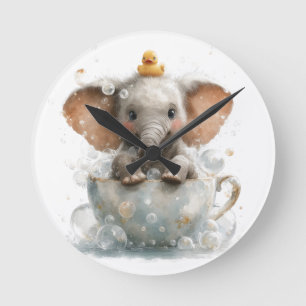 Lieblingselefantenbaby in Teetasse mit Gummiente Runde Wanduhr