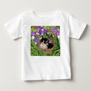 Liebreiziger Korb mit Babykaninchen Baby T-shirt