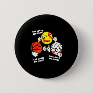 Liebt mehr Softball Basketball Volleyball T-Shirt Button