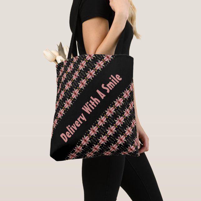 Lieferung mit Gemusterter Tasche (Von Nahem)