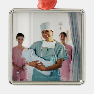 Lieferungsraumkrankenschwester, die herein Baby, Ornament Aus Metall