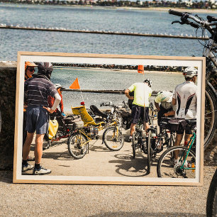 Liegende Fahrräder und Radfahrer am Wasserufer Poster