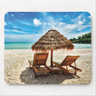 Liegestühle am Kissen zum Ausruhen am Strand Mousepad