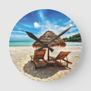 Liegestühle am Strand Kissen Runde Wanduhr