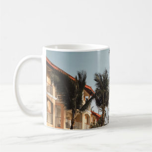 Liegestühle aus braunem Holz in der Nähe des Poo Kaffeetasse