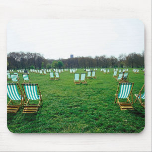 Liegestühle im Green Park, London verteilt Mousepad