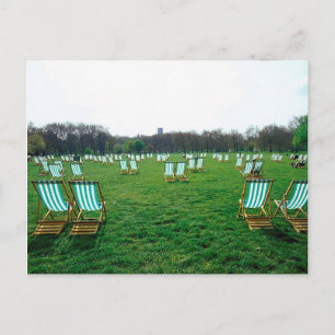 Liegestühle im grünen Park ausgebreitet, London Postkarte