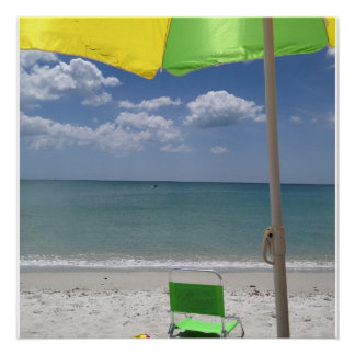 Liegestühle und Sonnenschirme am Strand Poster