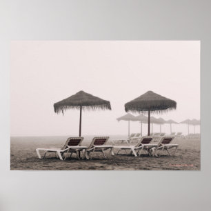 Liegestühle und Sonnenschirme am Strand von Playam Poster
