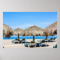 Liegestühle und Sonnenschirme aus Thatch am Strand