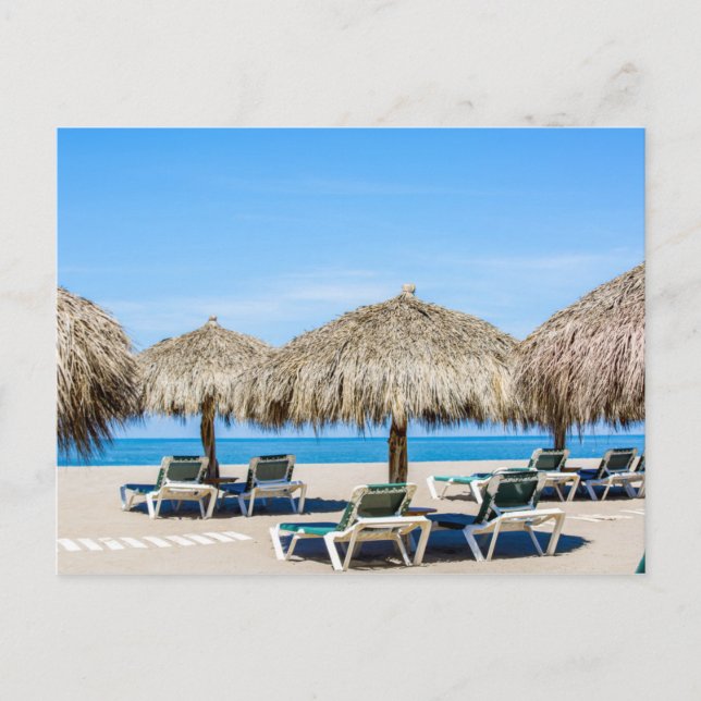 Liegestühle und Sonnenschirme aus Thatch am Strand Postkarte (Vorderseite)